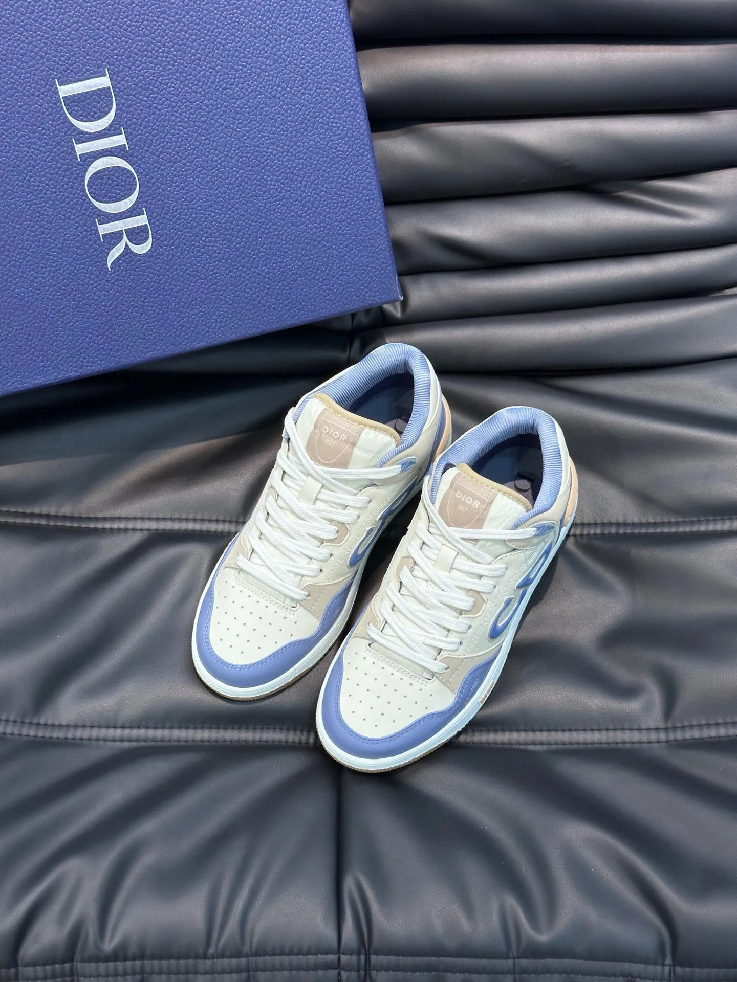 Ex-factory price: 440💰DIOB57 mid-top sneakers are shipped. This B57 mid-top sneaker is a new product in the 2024 spring men's wear series. It reinterprets the basketball shoe design and has become a classic item of Dior. Mid-top lace-up style crafted from color-blocked cow leather with contrasting suede and a CD logo displayed on the side. The tongue is decorated with the Dior B57 logo, and various distinctive details enhance the style. The CD logo eyelet details, upper stitching and rubber panels highlight the dynamic charm of its sports style. With two-color rubber sole, mesh fabric lining and cotton lining for foot padding, the upper foot is comfortable and breathable. Can be paired with a variety of clothing to create a sophisticated look. Code 38-44, (45 can be customized)